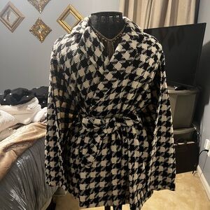 Stylish Black and White Houndstooth Women's Cape Coat
